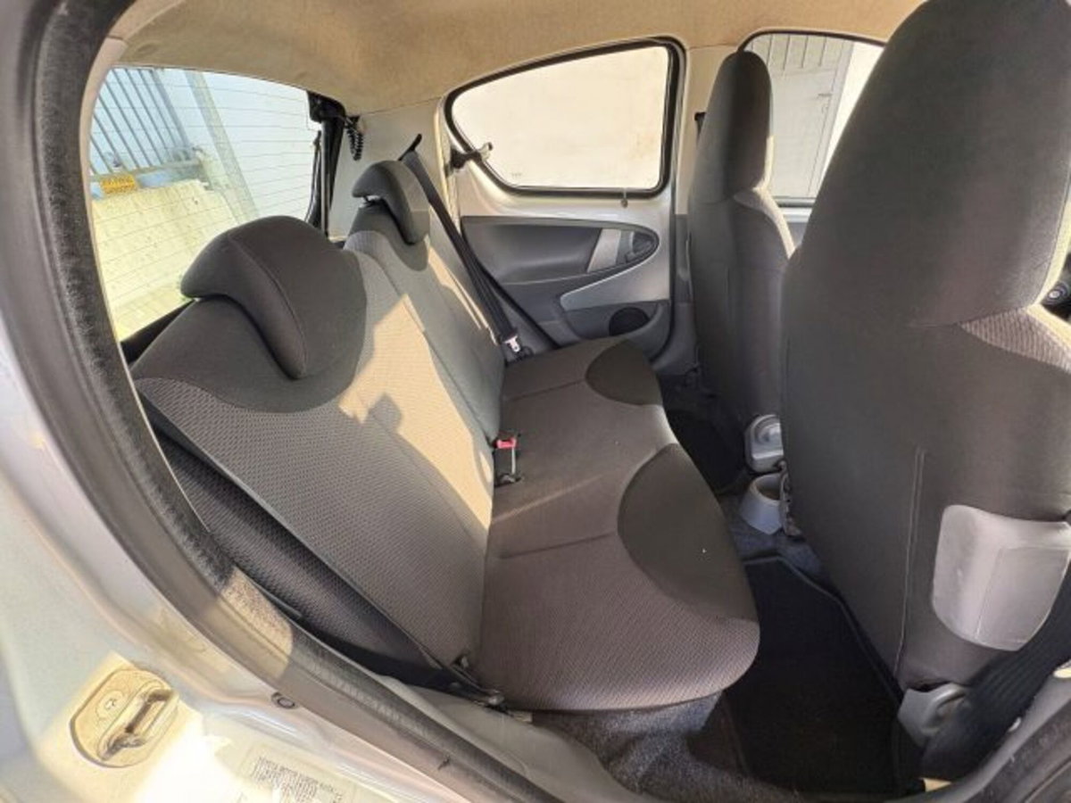 Toyota Aygo 1.0 12V VVT-i 5 porte (4)