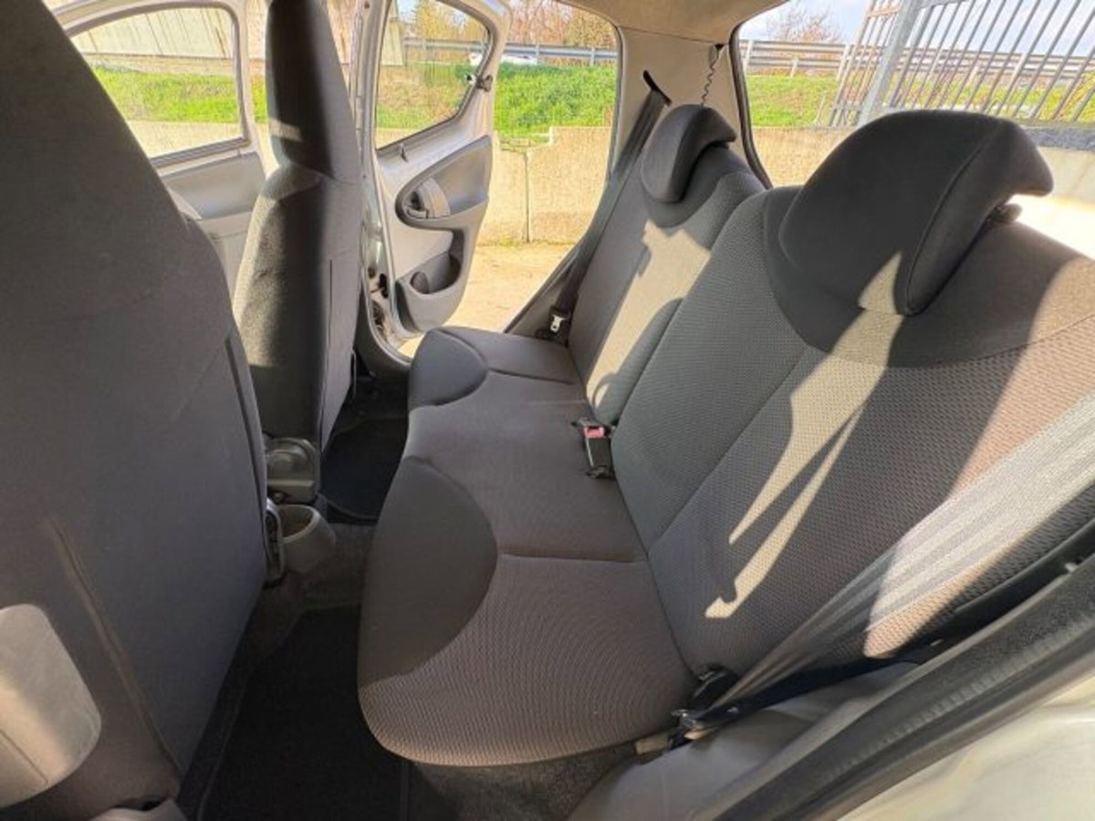 Toyota Aygo 1.0 12V VVT-i 5 porte (5)