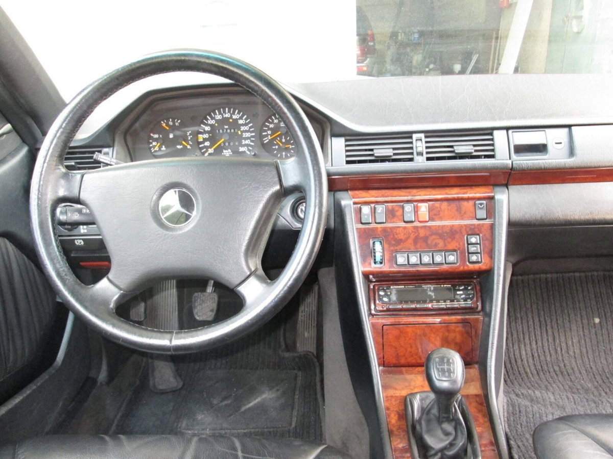 Mercedes-Benz 300 Coupé 300 CE-24 Coupé (12)