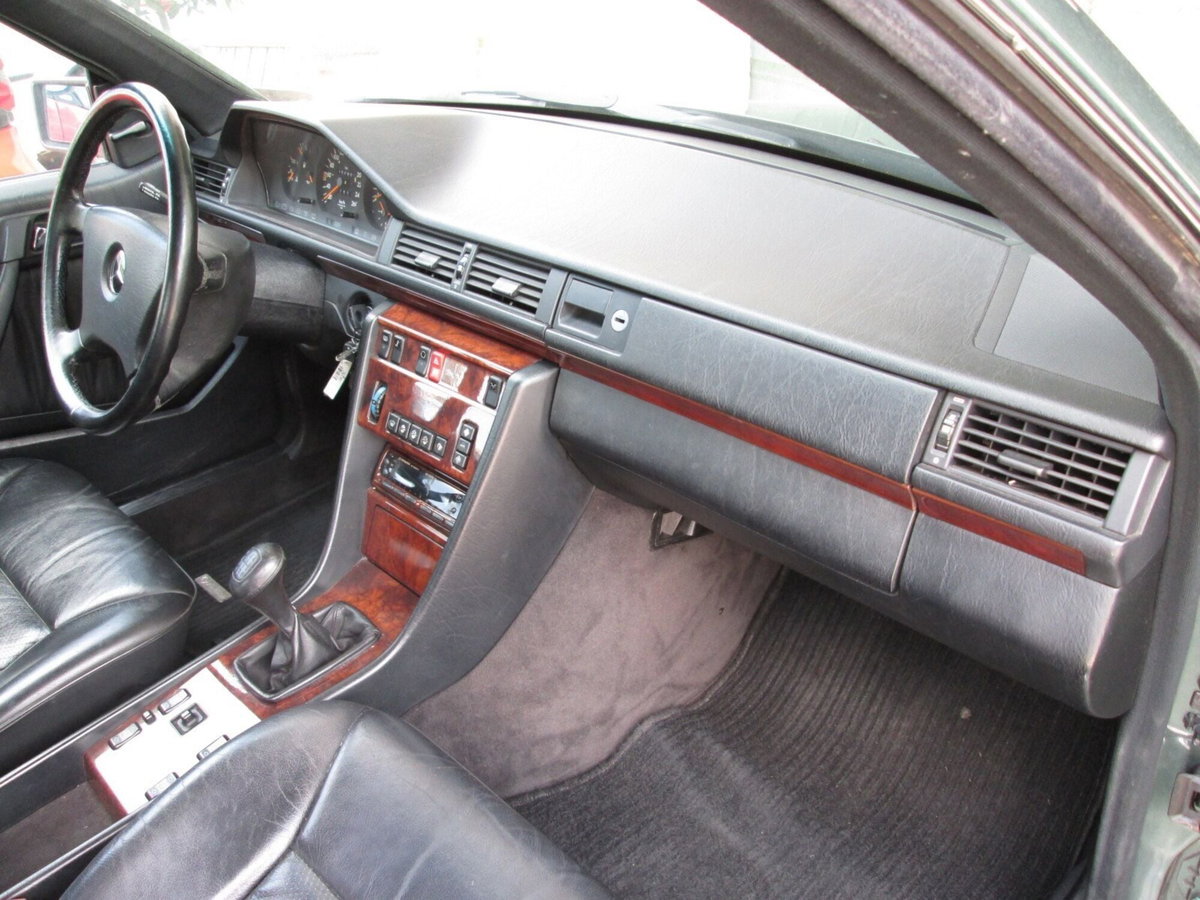 Mercedes-Benz 300 Coupé 300 CE-24 Coupé (13)