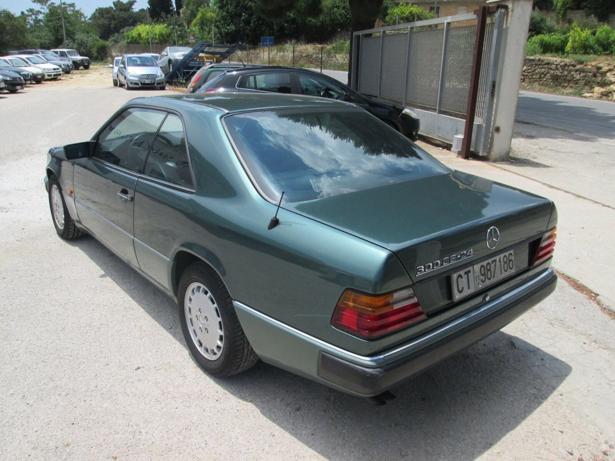 Mercedes-Benz 300 Coupé 300 CE-24 Coupé (3)