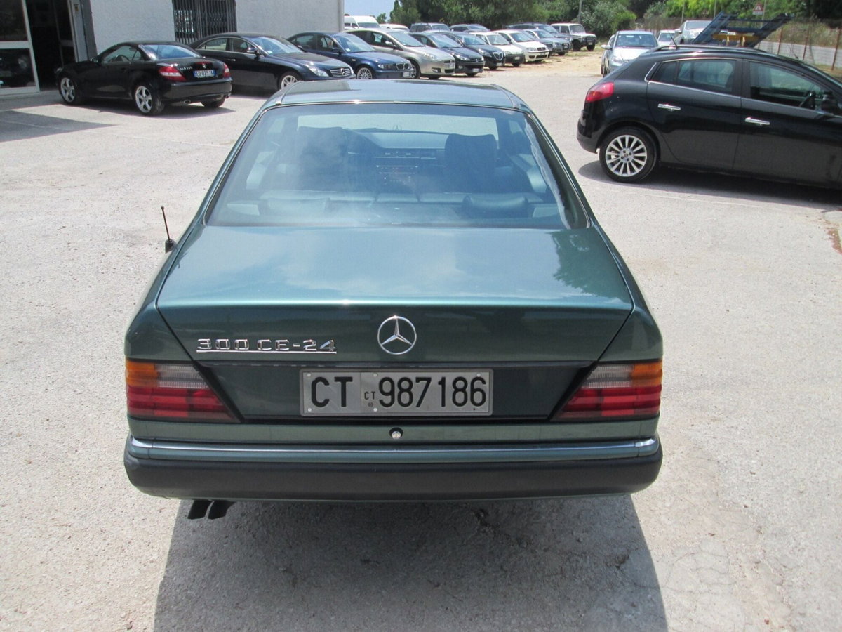 Mercedes-Benz 300 Coupé 300 CE-24 Coupé (4)