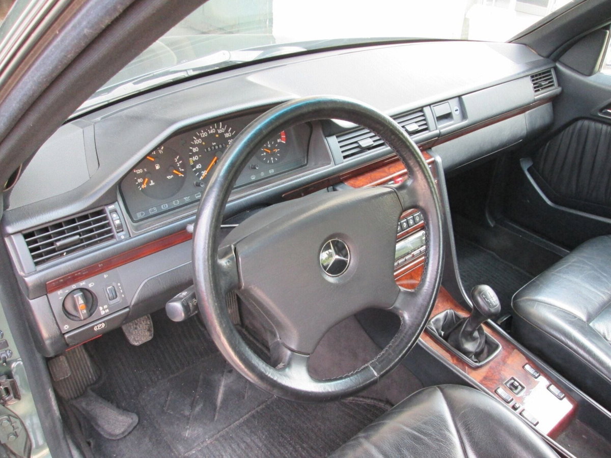 Mercedes-Benz 300 Coupé 300 CE-24 Coupé (8)