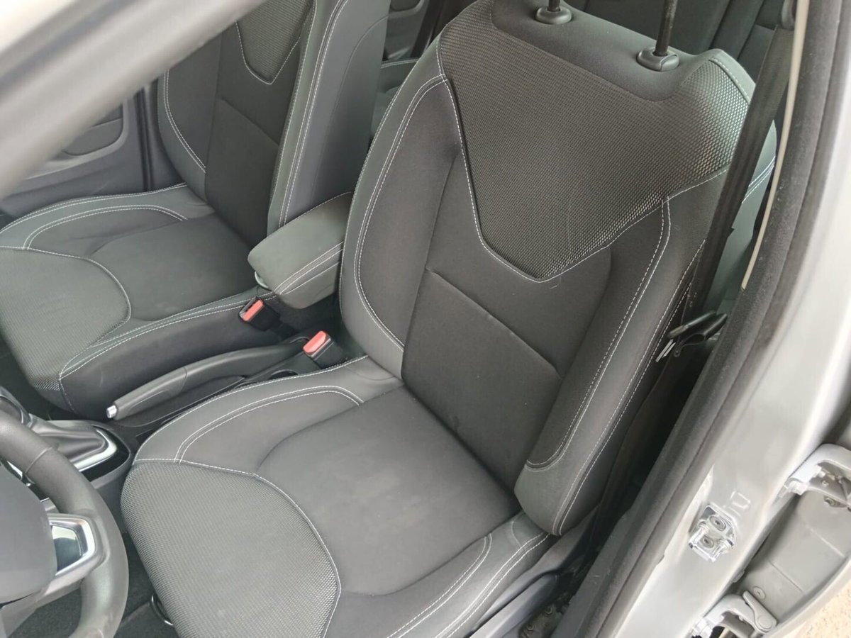 Renault Clio dCi 8V 90 CV EDC 5 porte Moschino Intens (10)