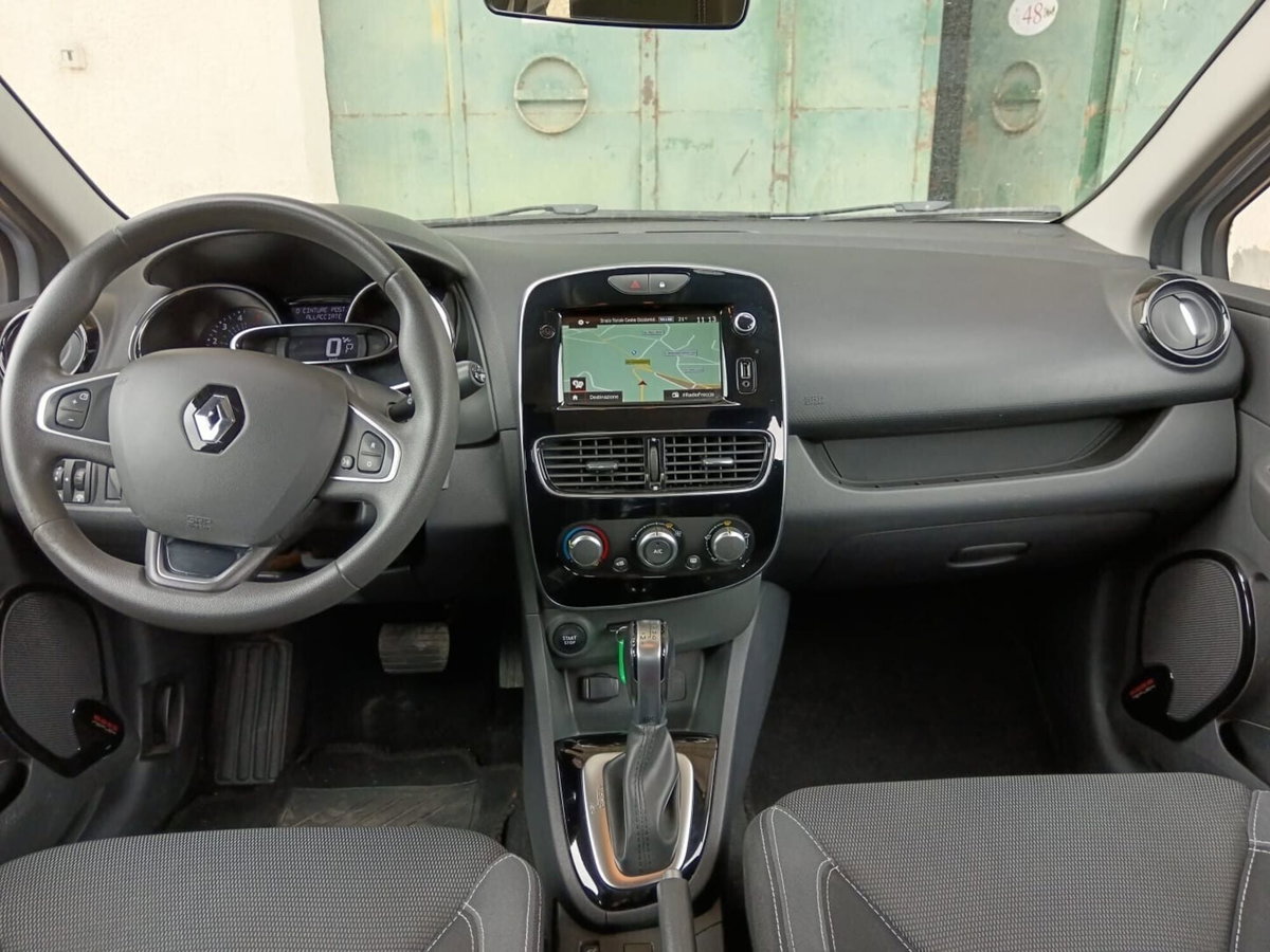 Renault Clio dCi 8V 90 CV EDC 5 porte Moschino Intens (12)