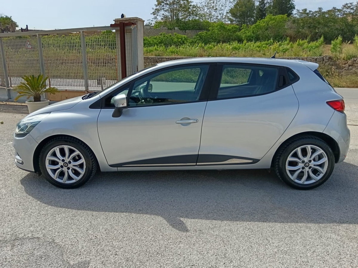 Renault Clio dCi 8V 90 CV EDC 5 porte Moschino Intens (2)