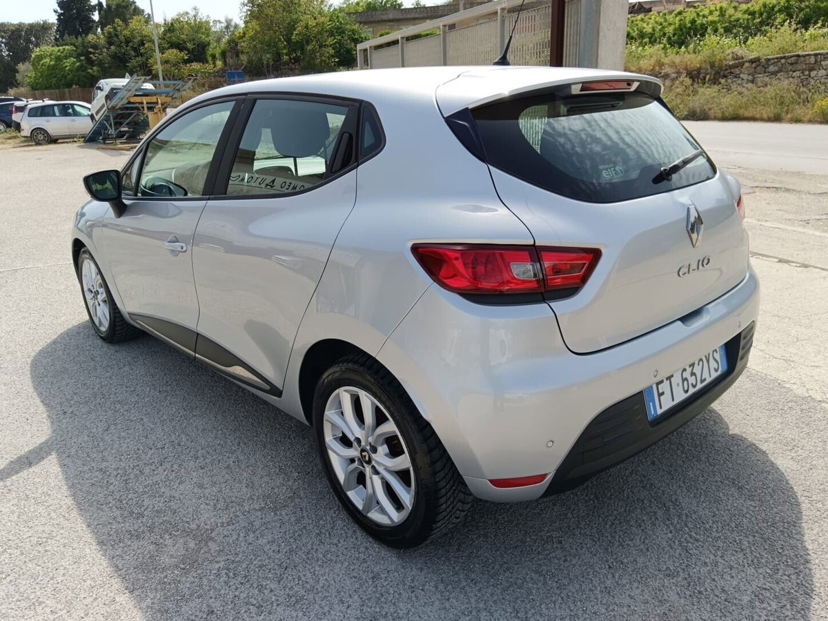 Renault Clio dCi 8V 90 CV EDC 5 porte Moschino Intens (3)