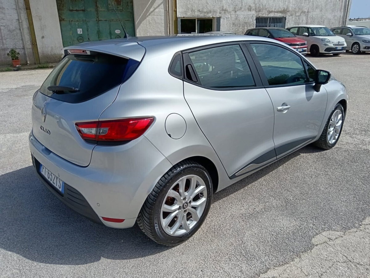 Renault Clio dCi 8V 90 CV EDC 5 porte Moschino Intens (5)