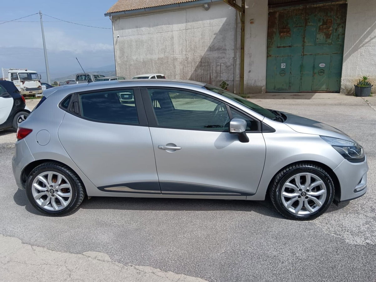 Renault Clio dCi 8V 90 CV EDC 5 porte Moschino Intens (6)
