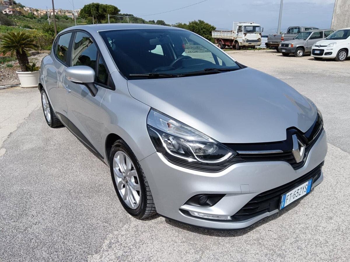 Renault Clio dCi 8V 90 CV EDC 5 porte Moschino Intens (7)