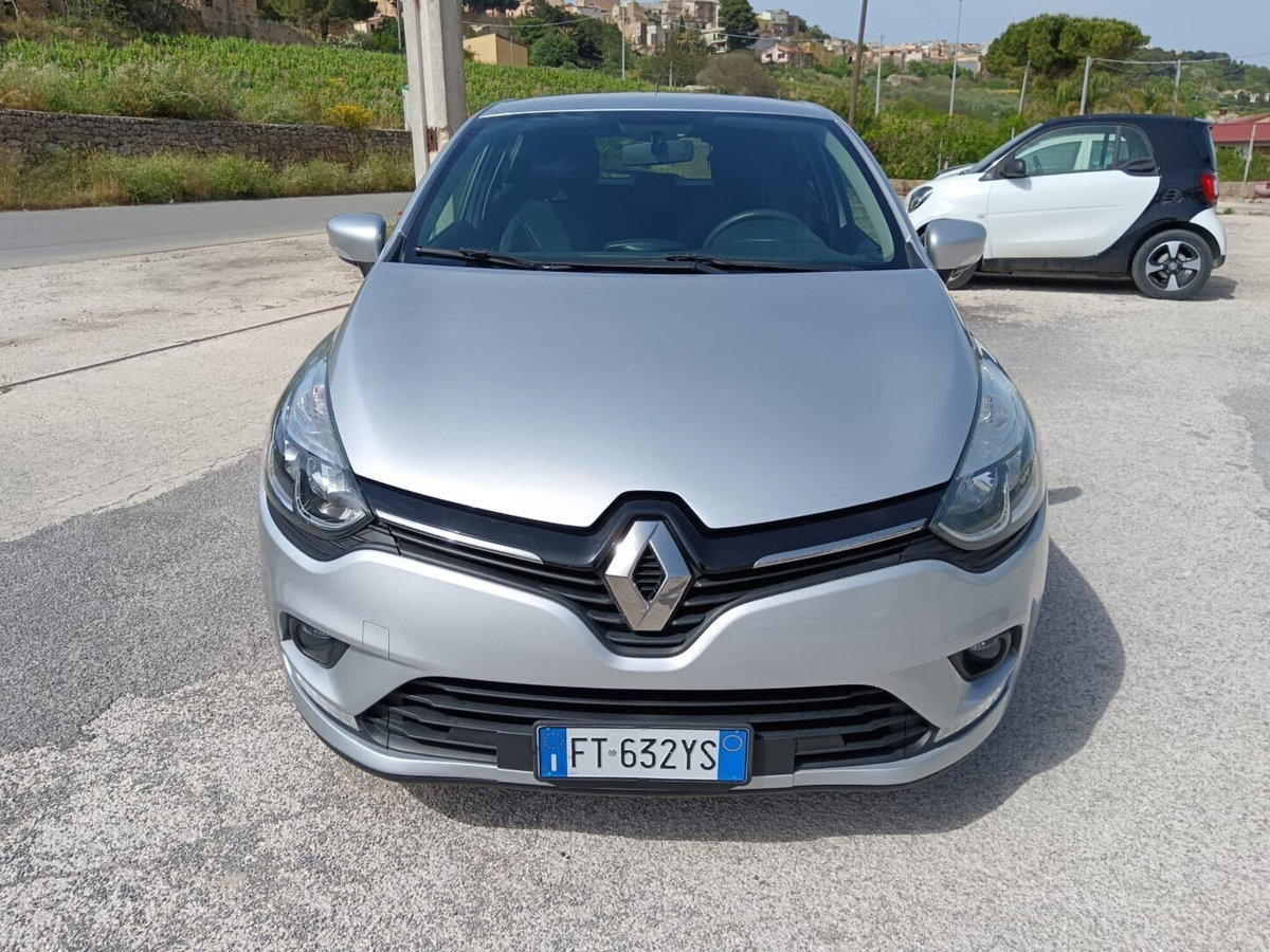 Renault Clio dCi 8V 90 CV EDC 5 porte Moschino Intens (8)
