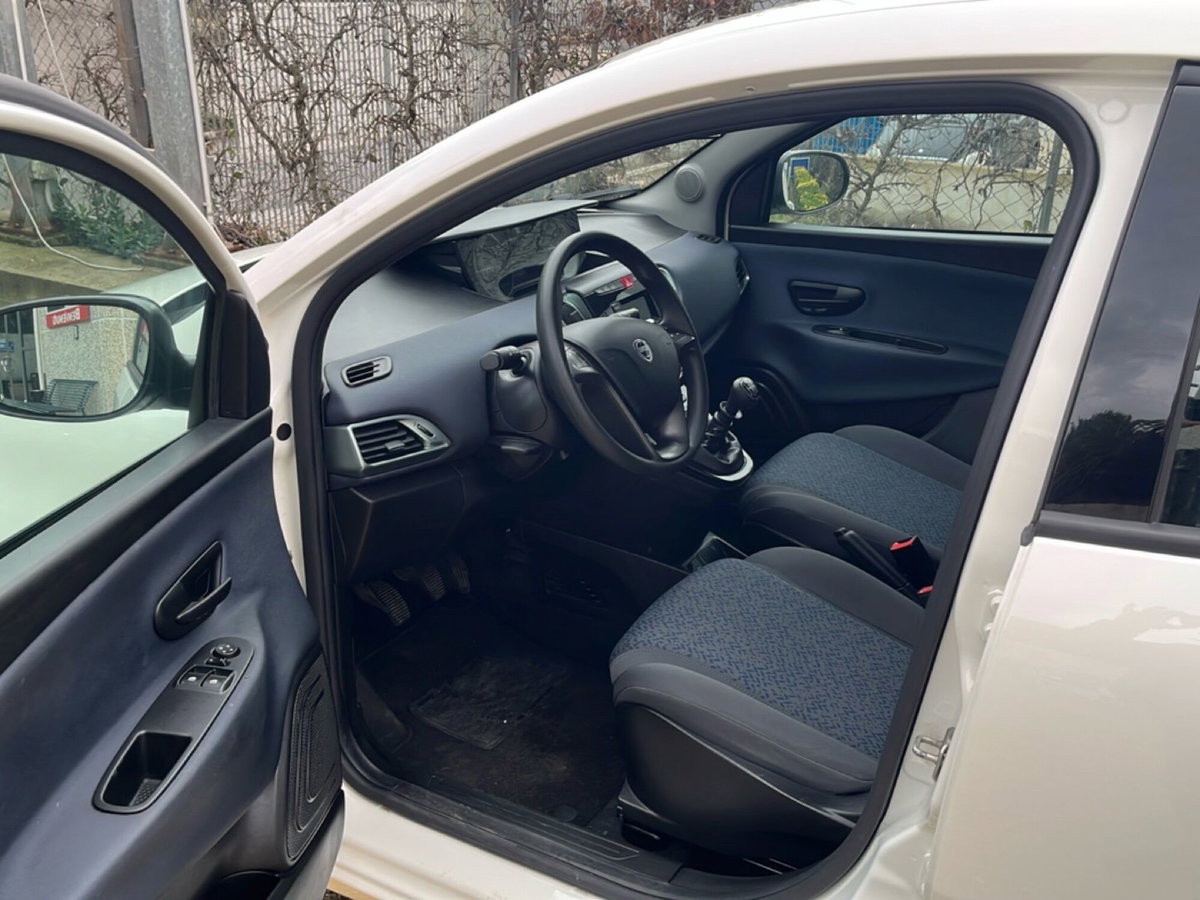 Lancia Ypsilon 1.0 FireFly 5 porte S&S Hybrid Ecochic Gold (11)