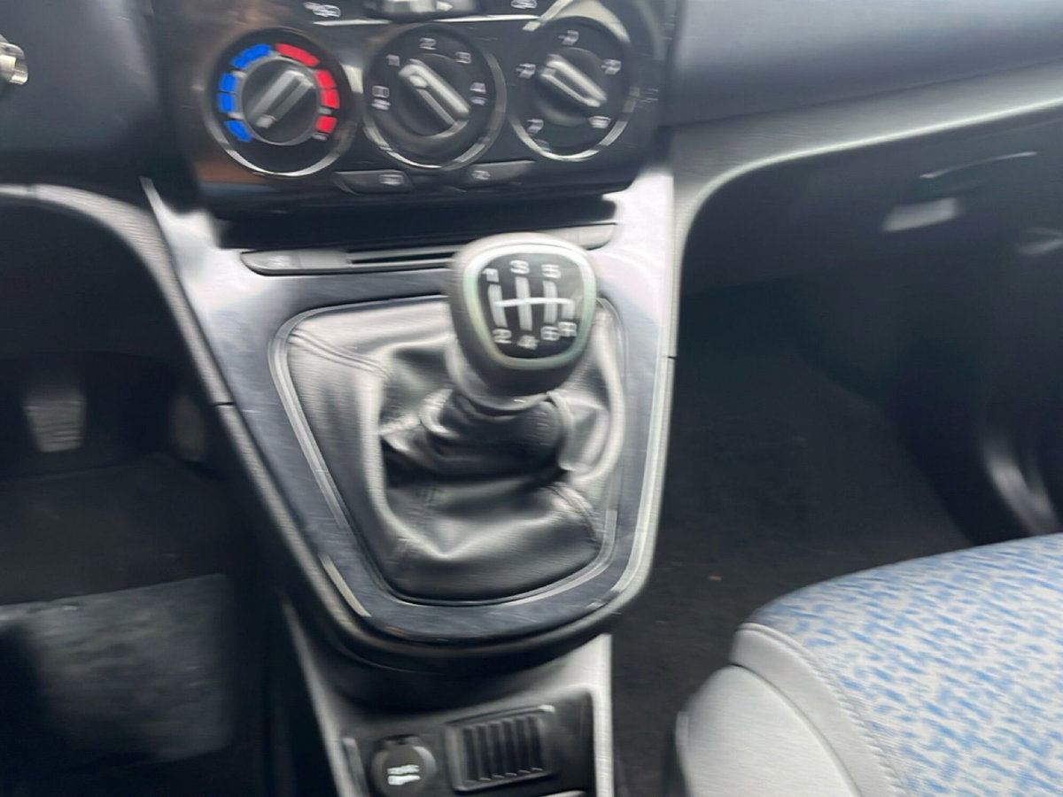 Lancia Ypsilon 1.0 FireFly 5 porte S&S Hybrid Ecochic Gold (16)