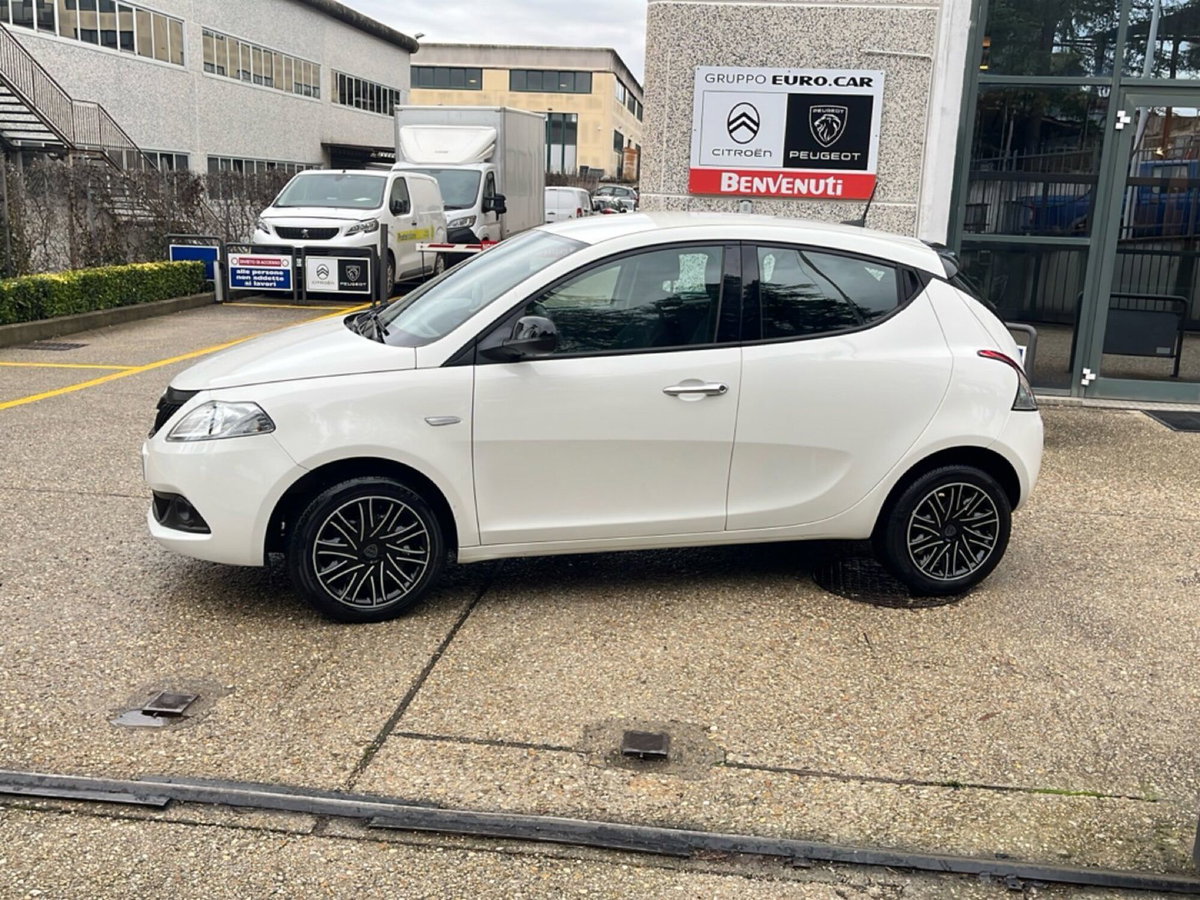 Lancia Ypsilon 1.0 FireFly 5 porte S&S Hybrid Ecochic Gold (2)