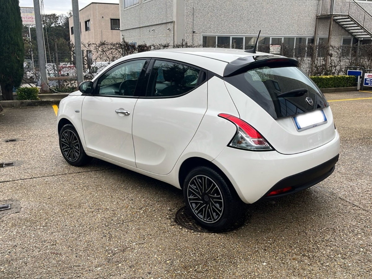 Lancia Ypsilon 1.0 FireFly 5 porte S&S Hybrid Ecochic Gold (3)