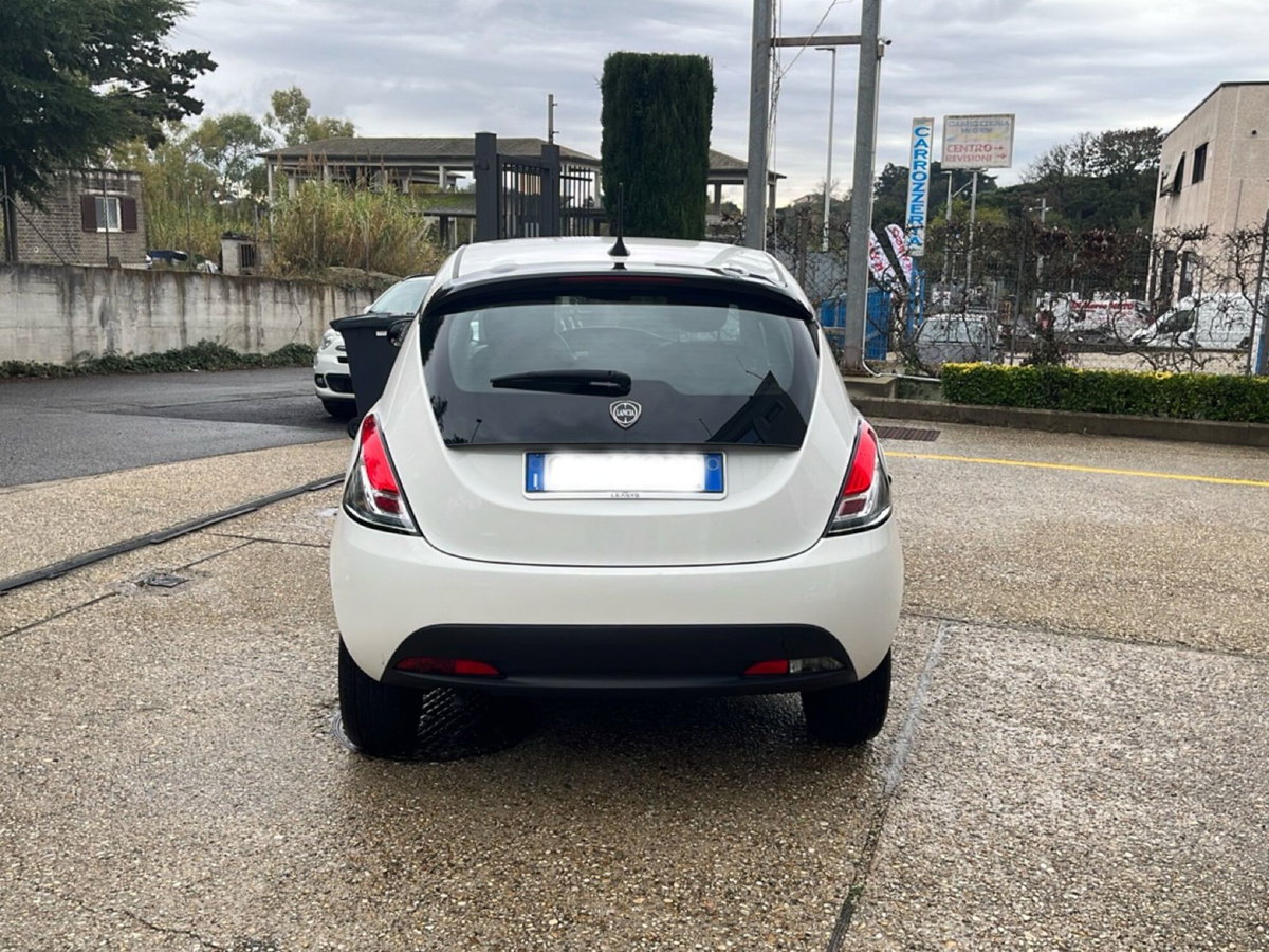Lancia Ypsilon 1.0 FireFly 5 porte S&S Hybrid Ecochic Gold (4)