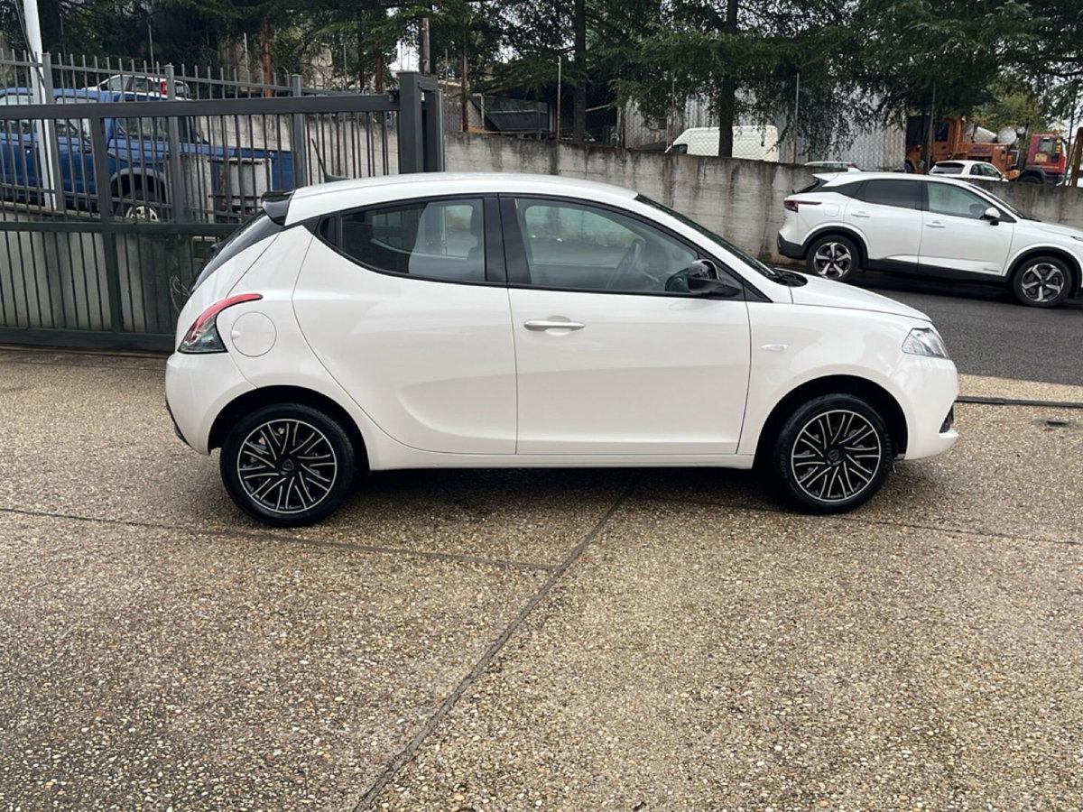Lancia Ypsilon 1.0 FireFly 5 porte S&S Hybrid Ecochic Gold (6)