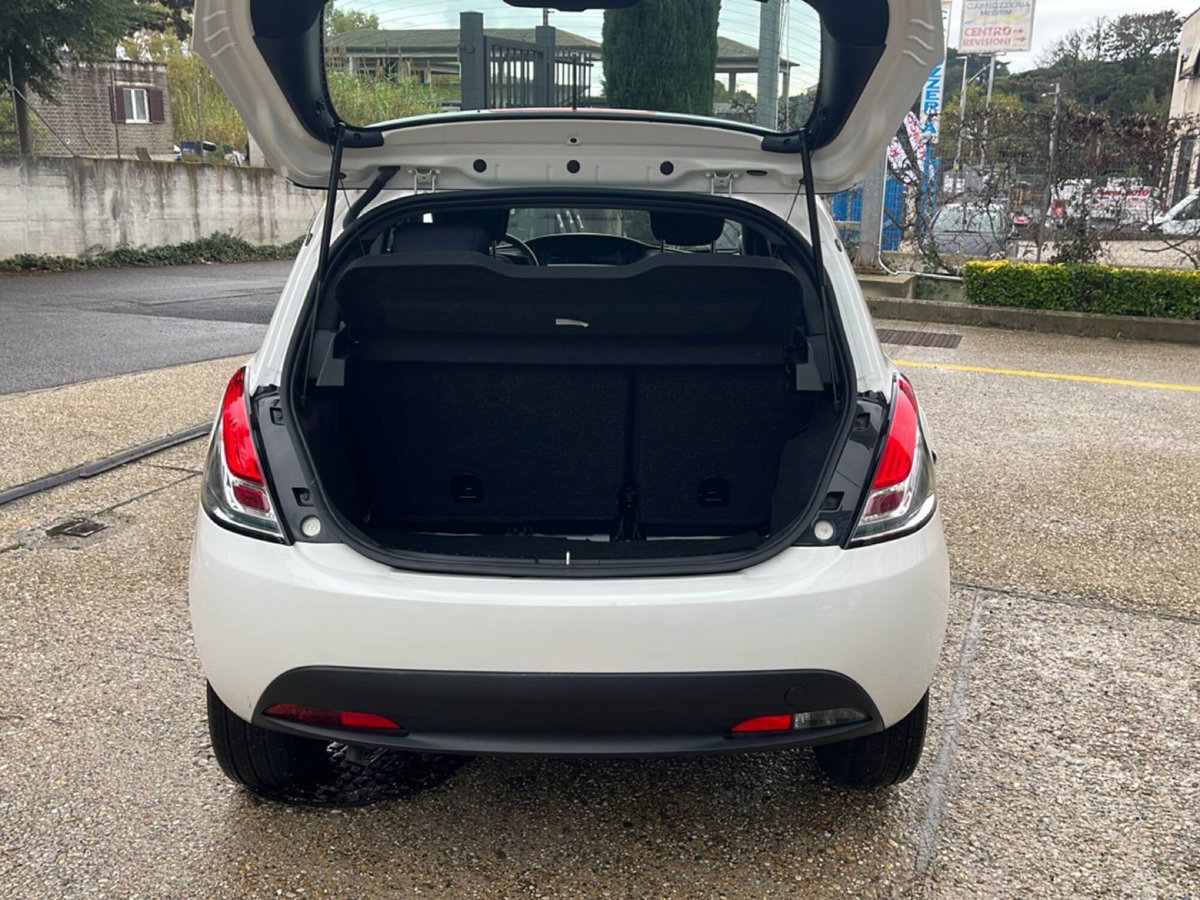 Lancia Ypsilon 1.0 FireFly 5 porte S&S Hybrid Ecochic Gold (9)