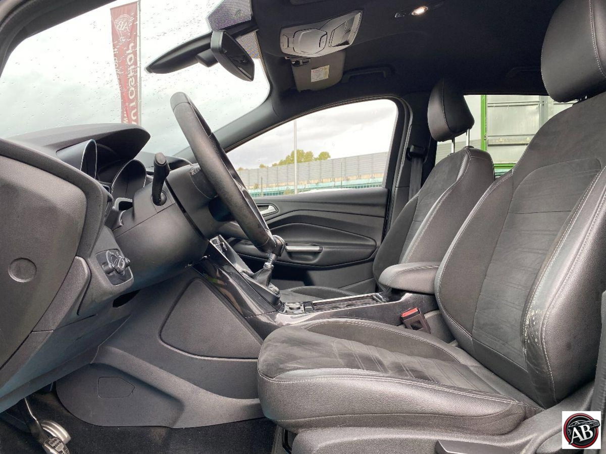 Ford Kuga 1.5 TDCI 120 CV S&S 2WD ST-Line (13)