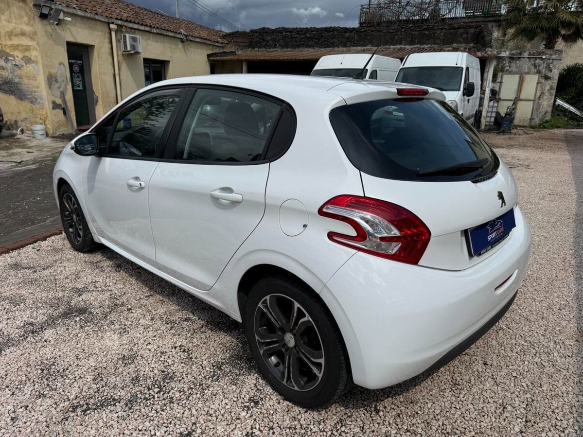 Peugeot 208 HDi 68 CV 5 porte Allure (11)