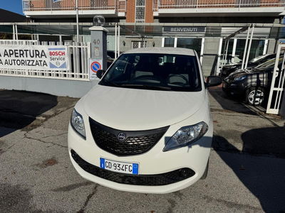 Lancia Ypsilon 1.0 FireFly 5 porte S&S Hybrid Ecochic Silver usata