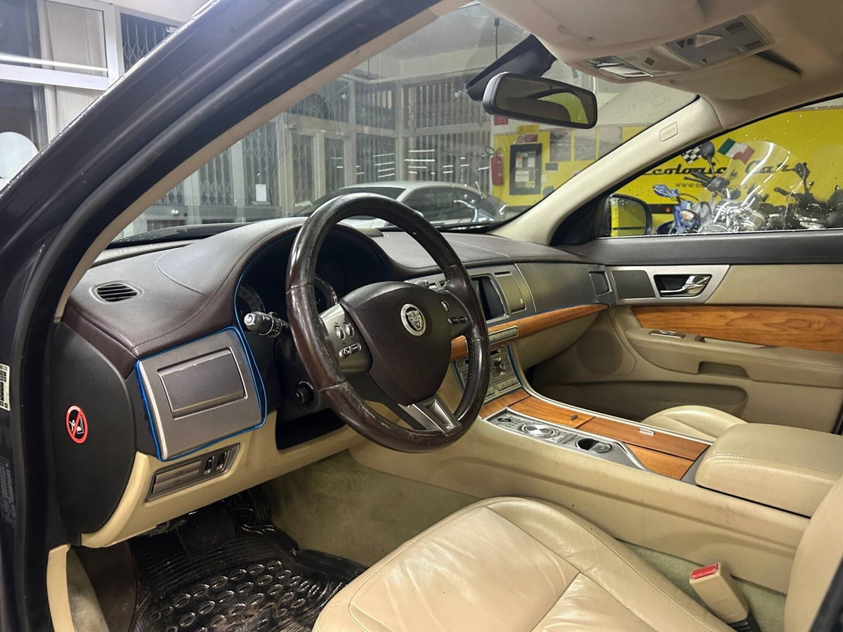 Jaguar XF 3.0 D V6 Premium Luxury (10)