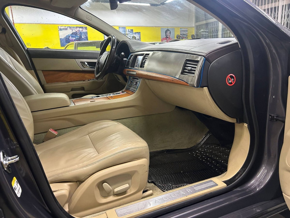 Jaguar XF 3.0 D V6 Premium Luxury (12)
