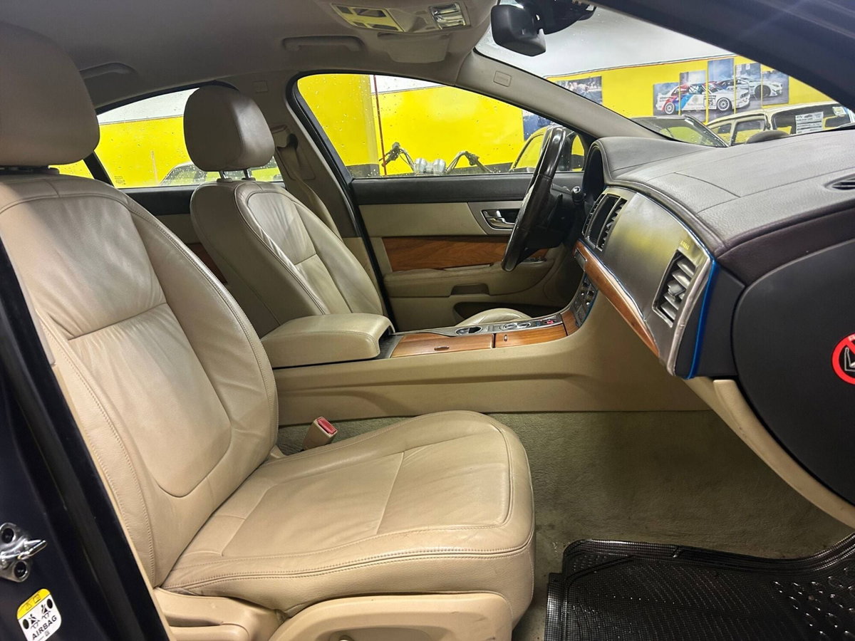 Jaguar XF 3.0 D V6 Premium Luxury (13)