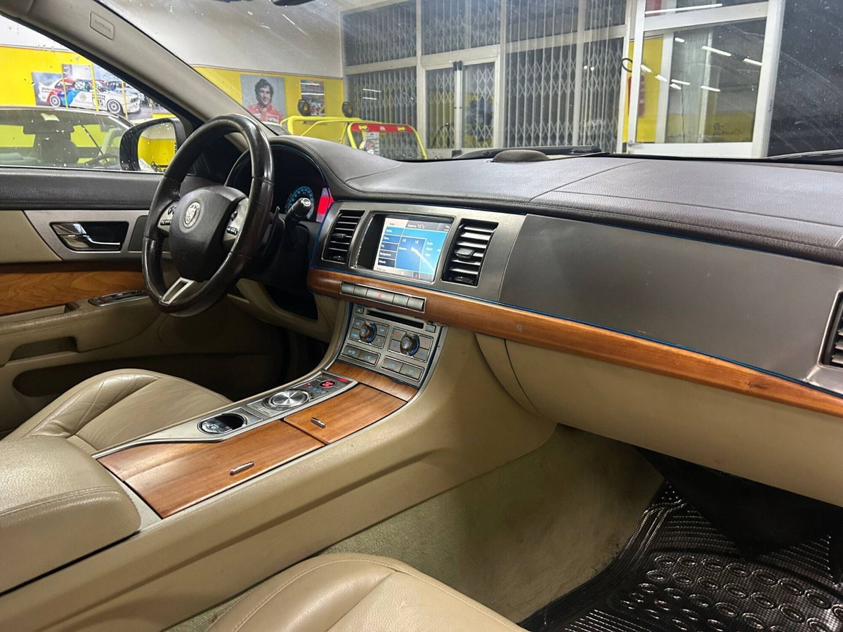 Jaguar XF 3.0 D V6 Premium Luxury (14)