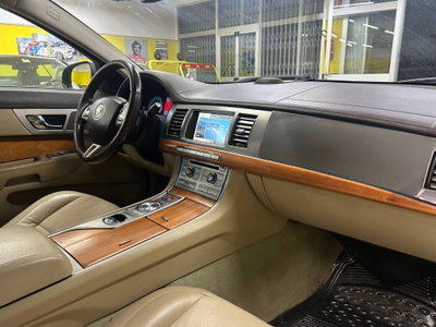 Jaguar XF 3.0 D V6 Premium Luxury (14)