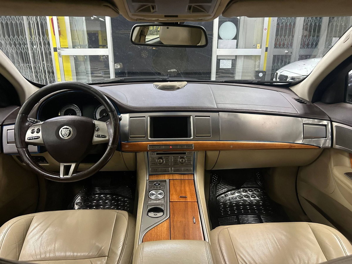 Jaguar XF 3.0 D V6 Premium Luxury (15)