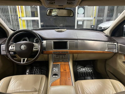 Jaguar XF 3.0 D V6 Premium Luxury (15)
