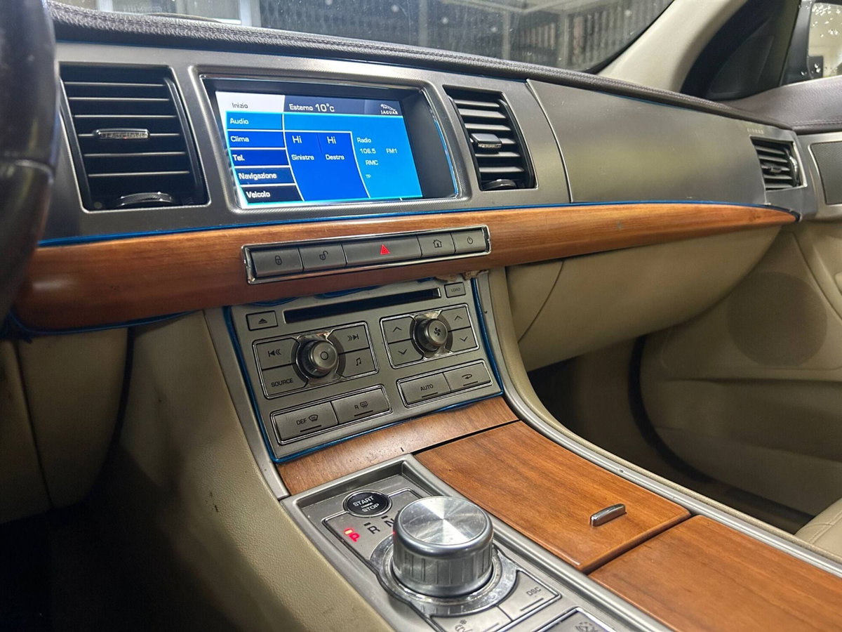 Jaguar XF 3.0 D V6 Premium Luxury (16)