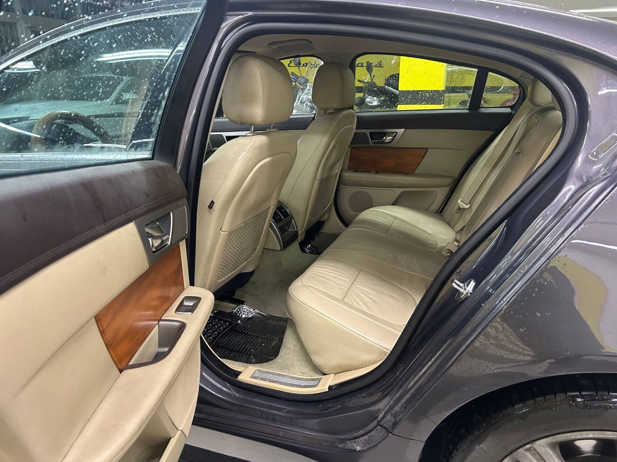Jaguar XF 3.0 D V6 Premium Luxury (7)