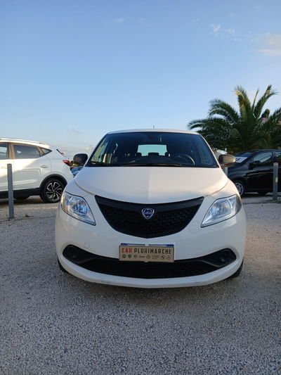 Lancia Ypsilon 1.0 FireFly 5 porte S&S Hybrid Ecochic Silver usata
