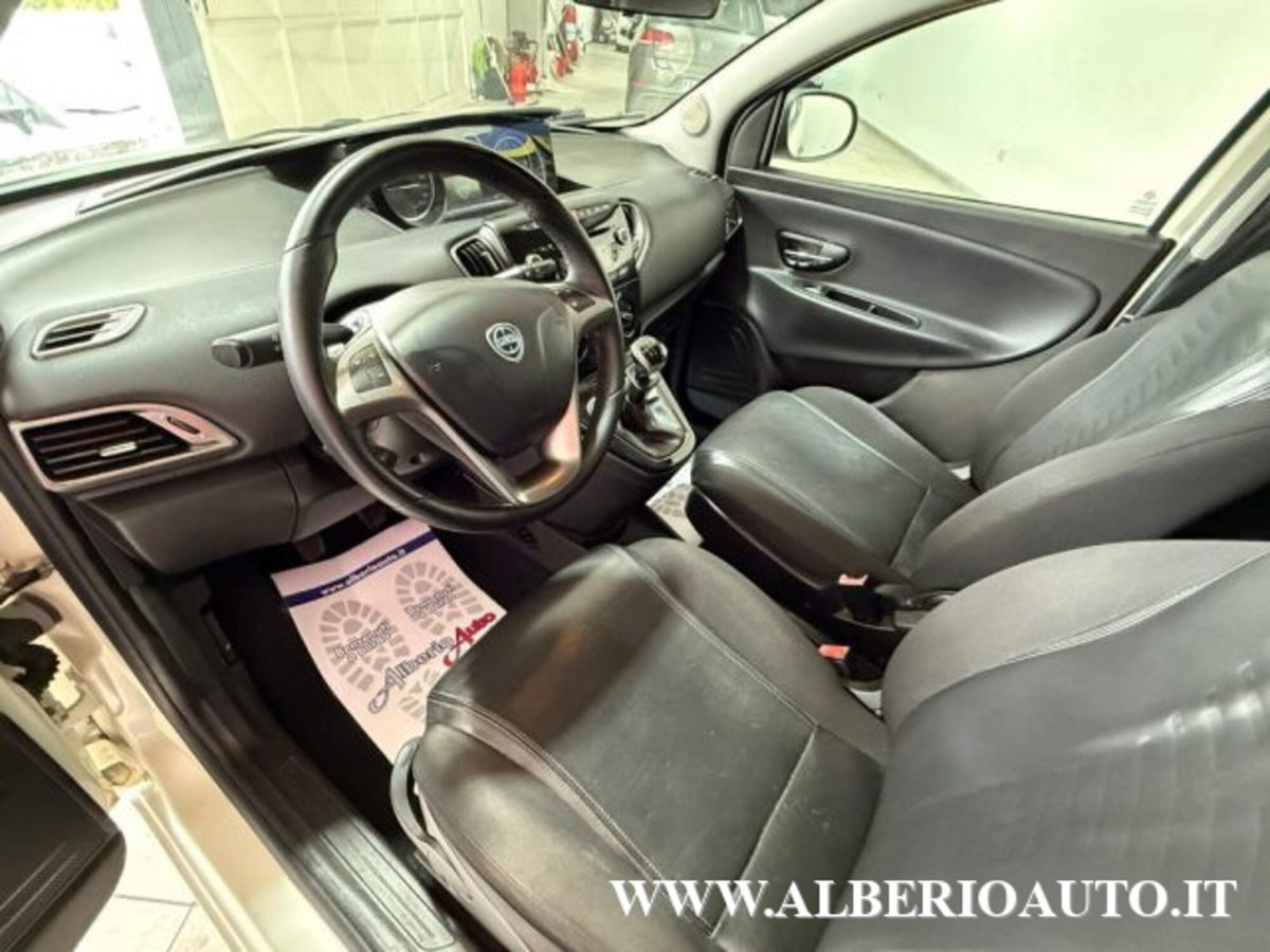 Lancia Ypsilon 1.2 69 CV 5 porte Platinum (13)