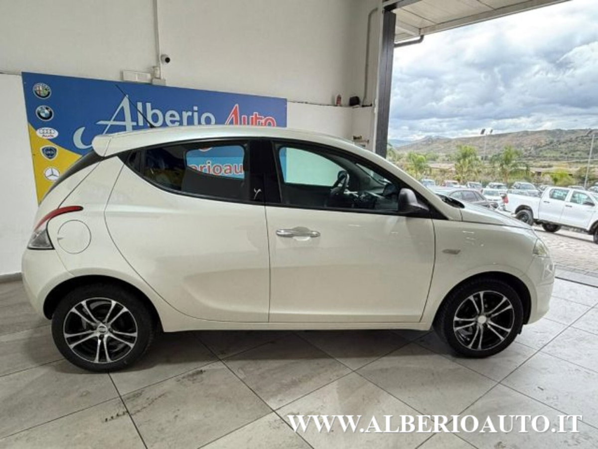 Lancia Ypsilon 1.2 69 CV 5 porte Platinum (4)