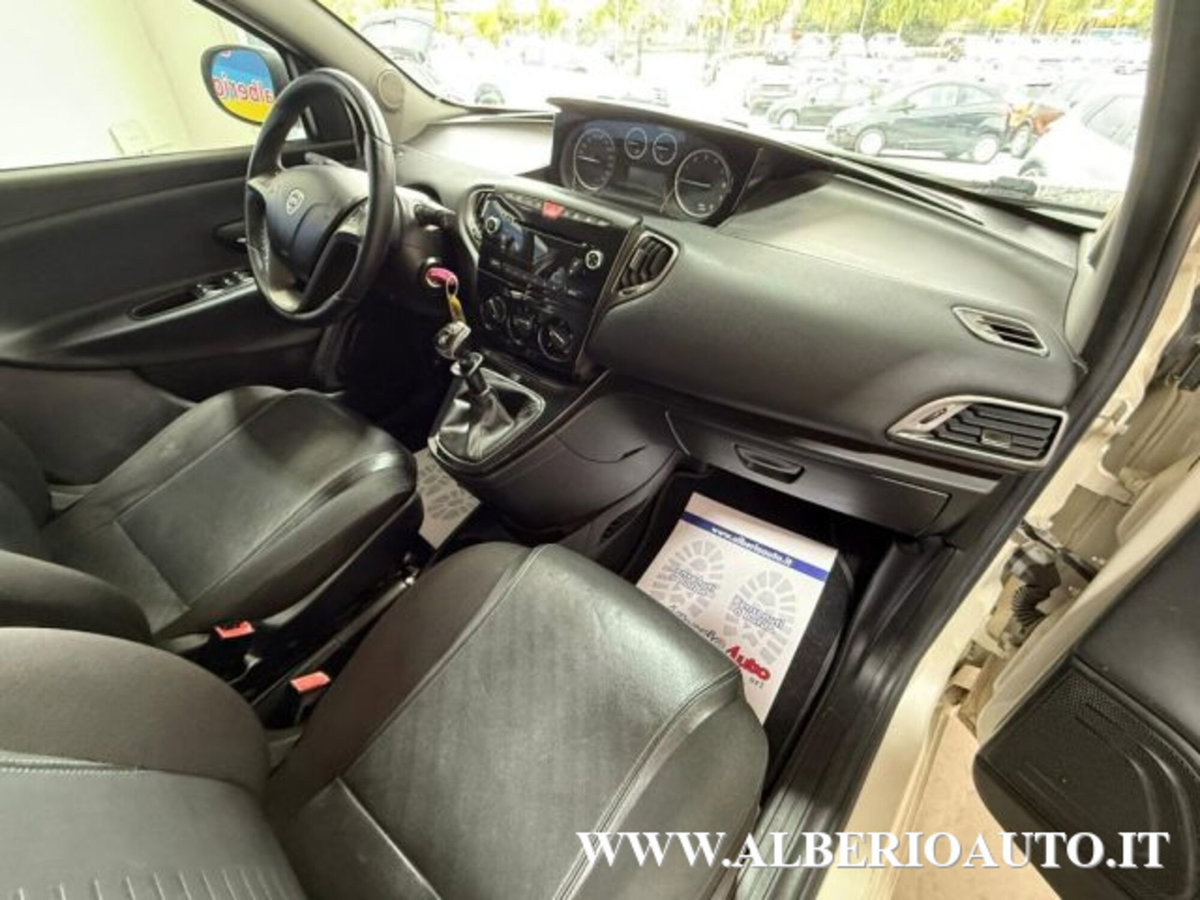 Lancia Ypsilon 1.2 69 CV 5 porte Platinum (8)