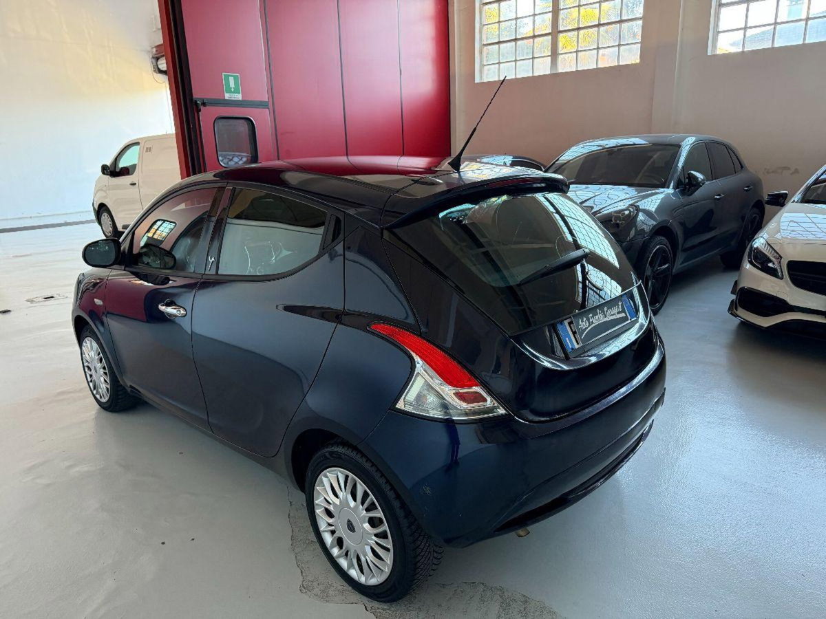 Lancia Ypsilon 1.2 69 CV 5 porte Platinum (11)