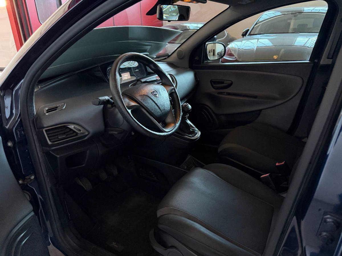 Lancia Ypsilon 1.2 69 CV 5 porte Platinum (4)