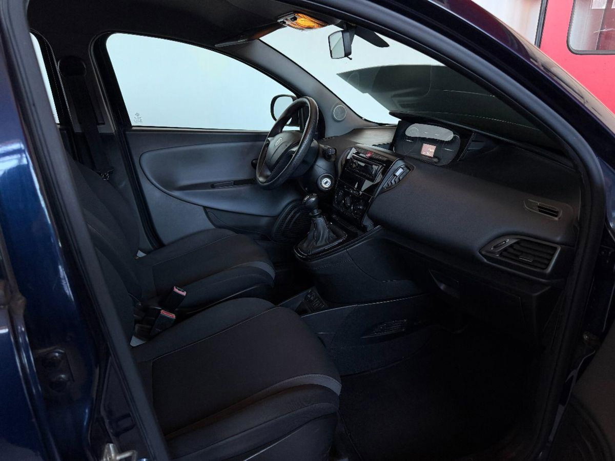 Lancia Ypsilon 1.2 69 CV 5 porte Platinum (6)