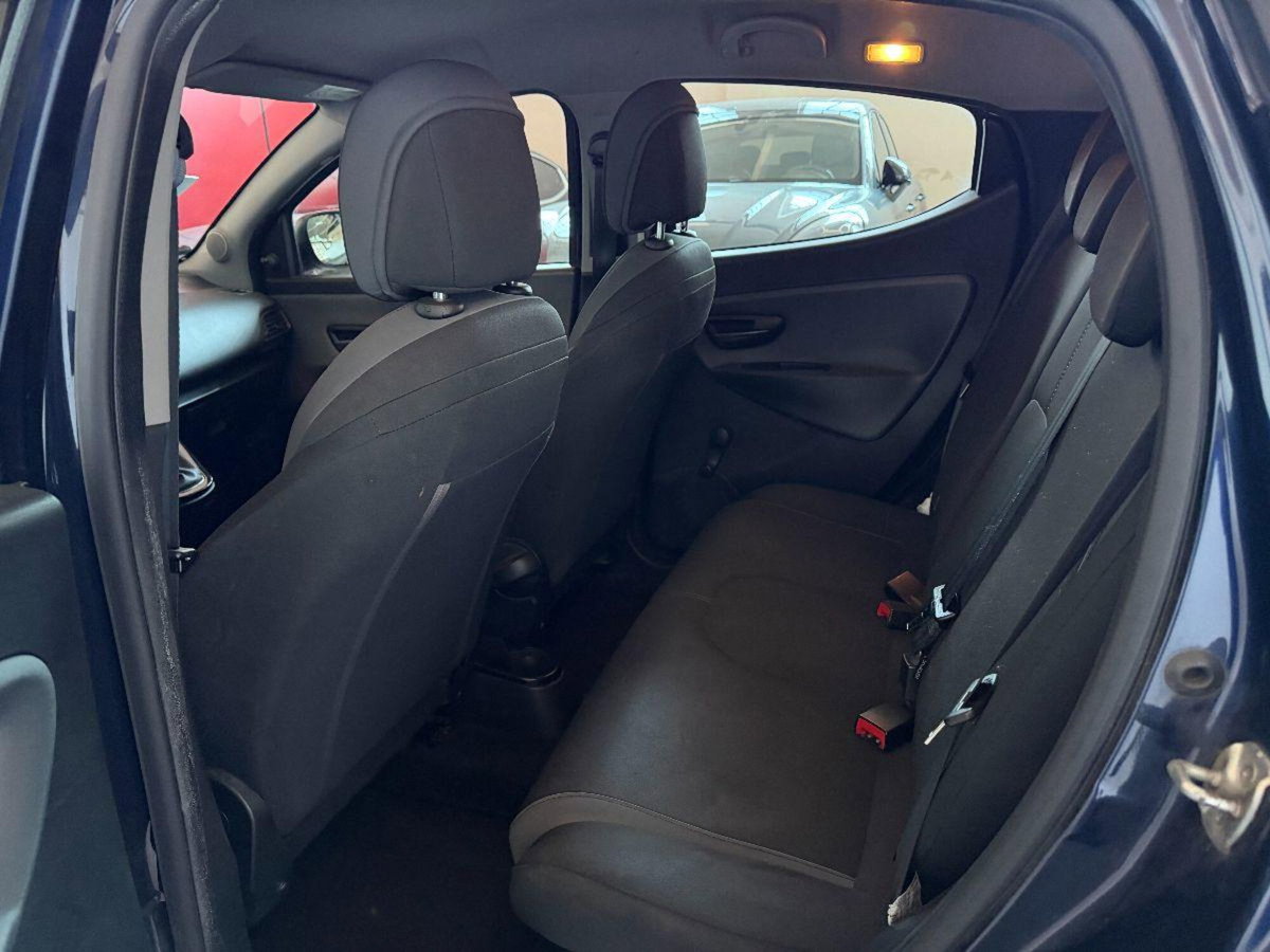 Lancia Ypsilon 1.2 69 CV 5 porte Platinum (8)