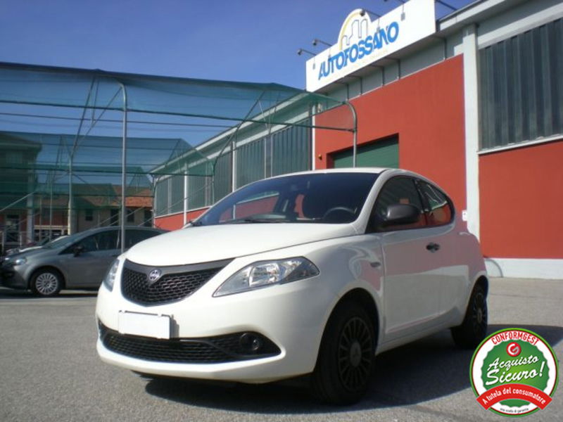 Lancia Ypsilon 1.0 FireFly 5 porte S&S Hybrid Ecochic Silver