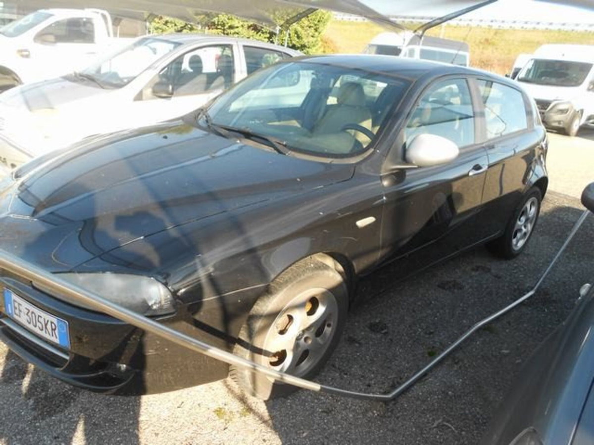 Alfa Romeo 147 1.9 JTD (120) 5 porte Distinctive (2)