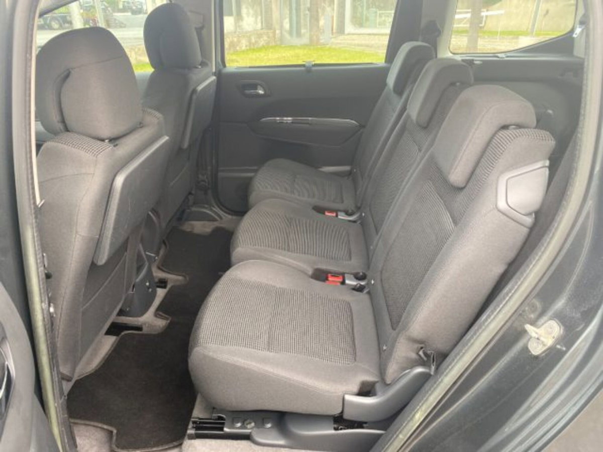 Peugeot 5008 1.6 HDi 115CV Business (10)
