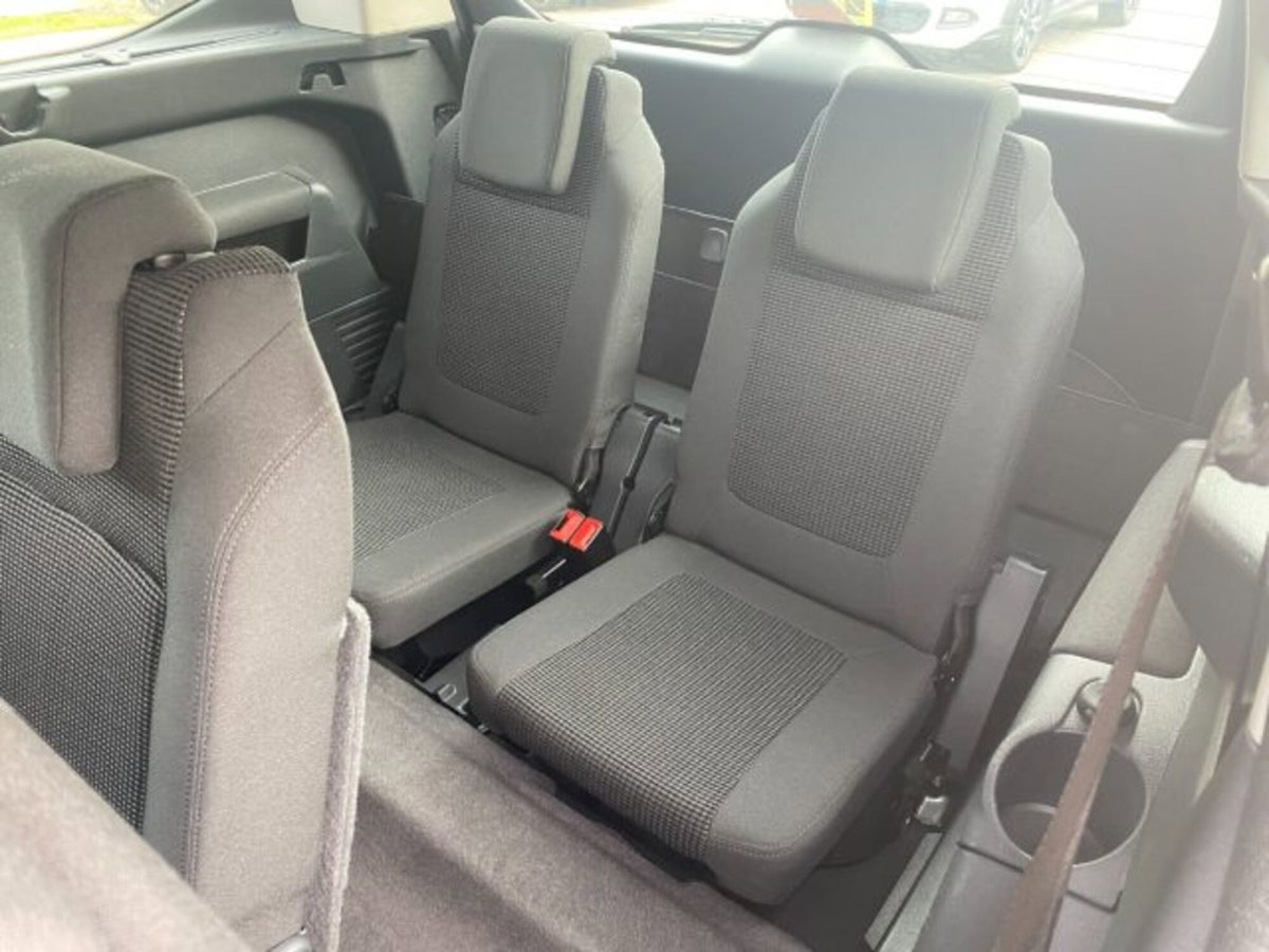 Peugeot 5008 1.6 HDi 115CV Business (11)