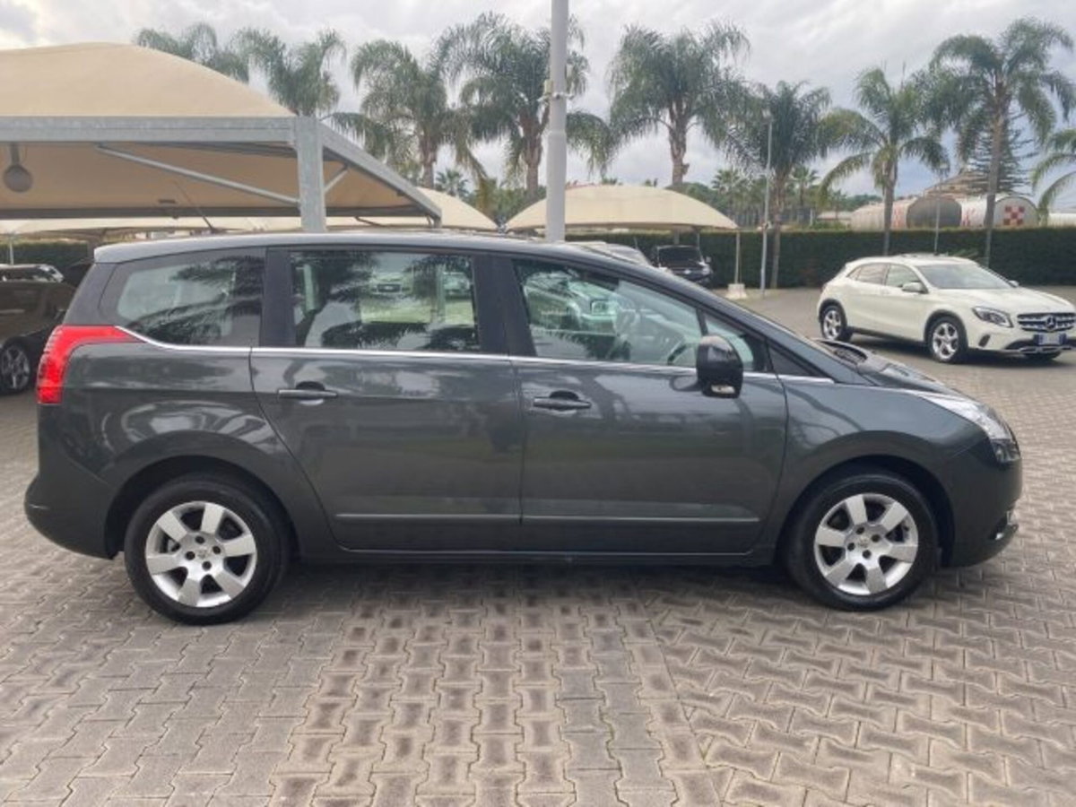 Peugeot 5008 1.6 HDi 115CV Business (17)