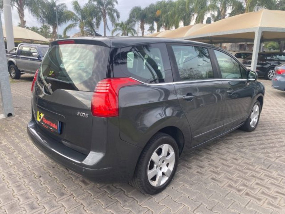 Peugeot 5008 1.6 HDi 115CV Business (19)