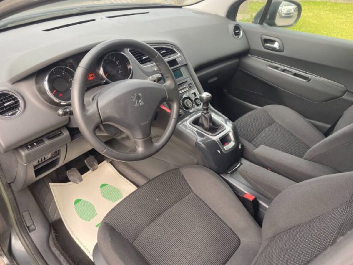 Peugeot 5008 1.6 HDi 115CV Business (5)