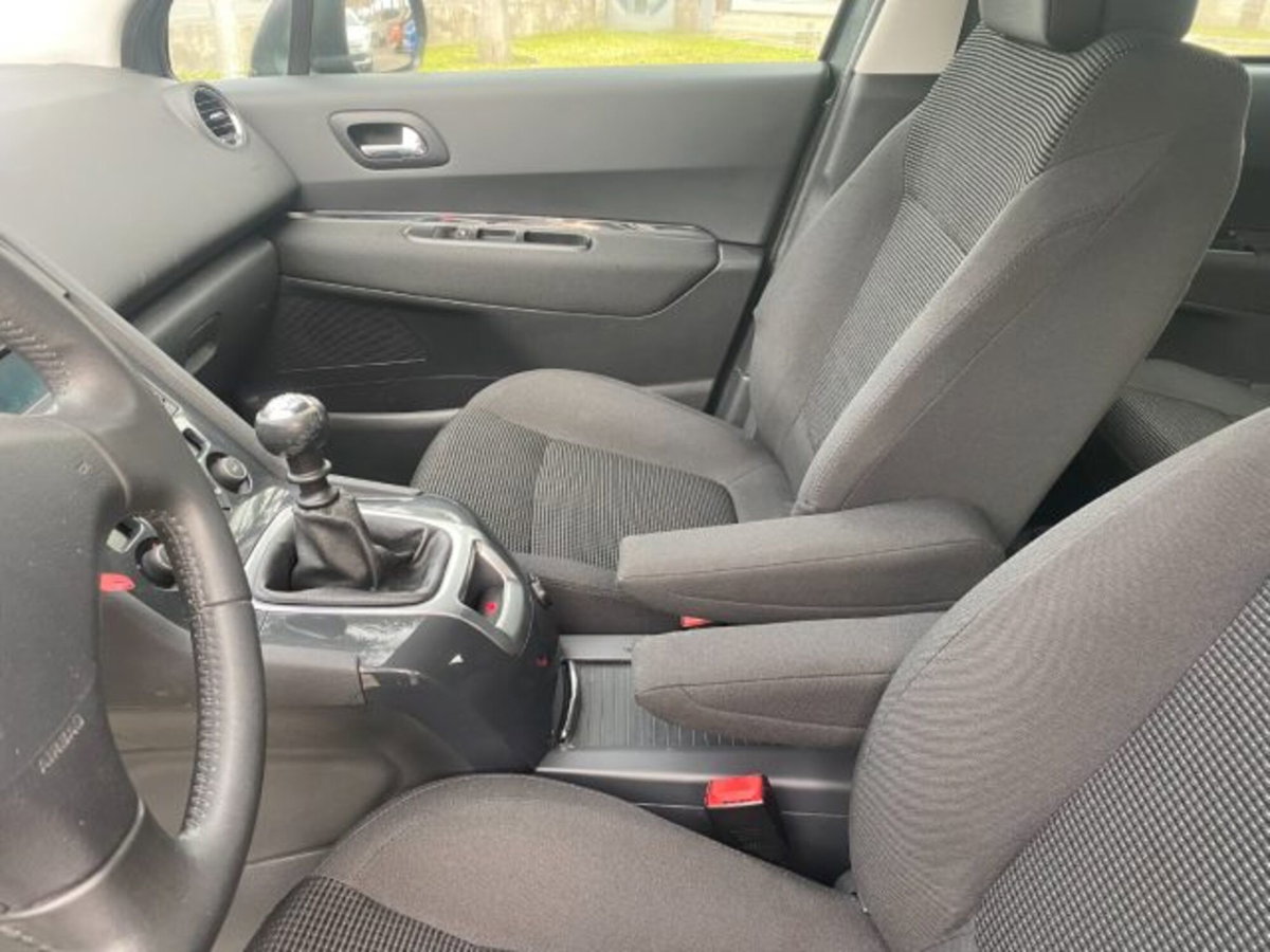 Peugeot 5008 1.6 HDi 115CV Business (7)